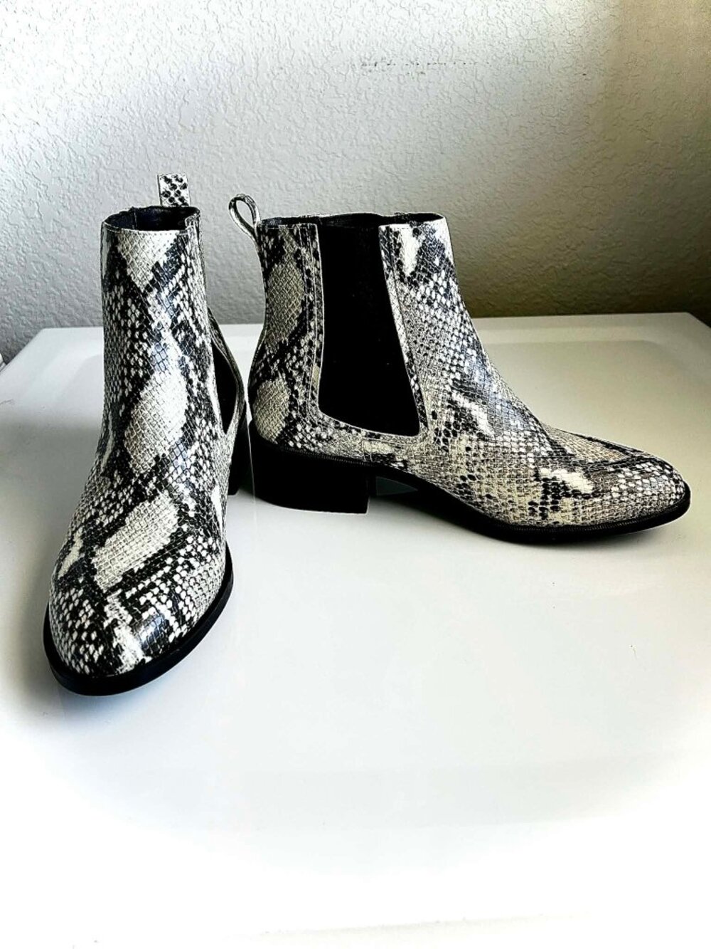 NIB STEVE MADDEN Devan Snakeskin Chelsea Booties Vegan Leather Blk\Cream 9 - Picture 4 of 10